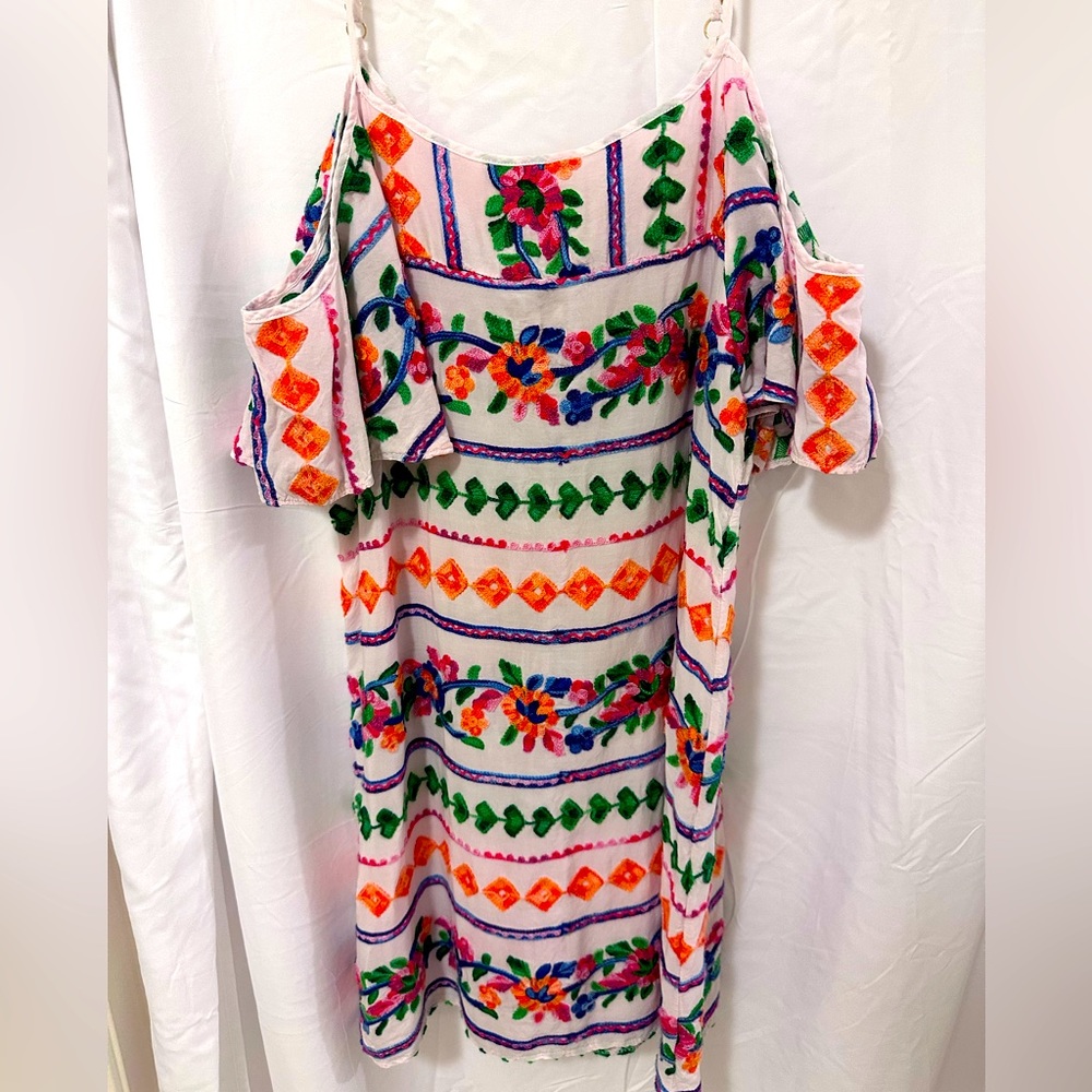 La Blanca embroidered dress/cover up. Size M.